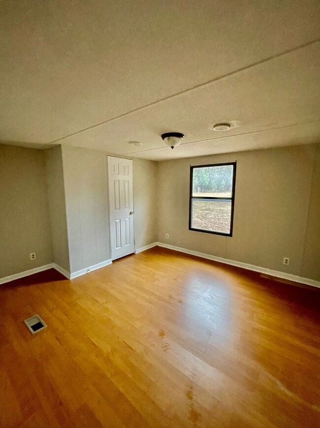 Building Photo - Adorable 2 bedroom 1 bath Mobile Home loca...