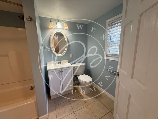 Building Photo - Charming 4 bedroom 2 bathroom close to the University of Toledo.