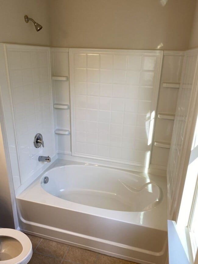 Building Photo - Spacious 2 Story, 3 Bed, 3 Bath Townhome n...