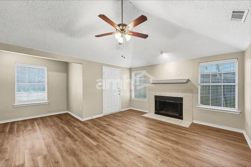 Building Photo - 105 S Winding Oaks Dr