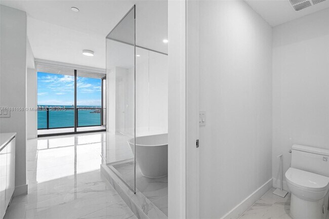 Building Photo - 700 NE 24th St