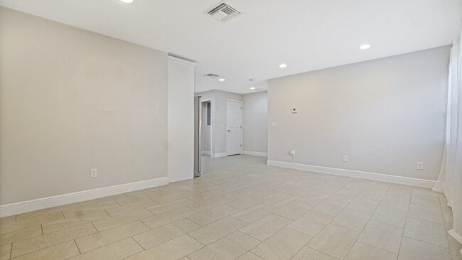 Building Photo - 1517 N Grandview St