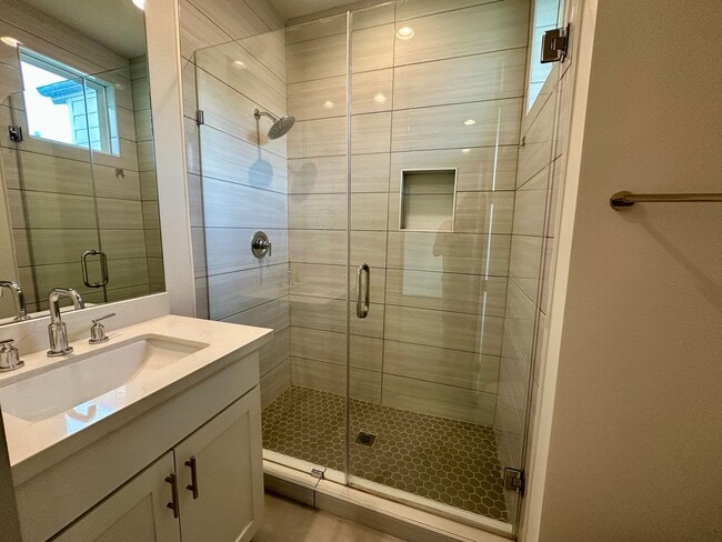 Building Photo - For Lease | 3 Bed, 2 Bath | 2,139 Sq Ft | Greater Heights |