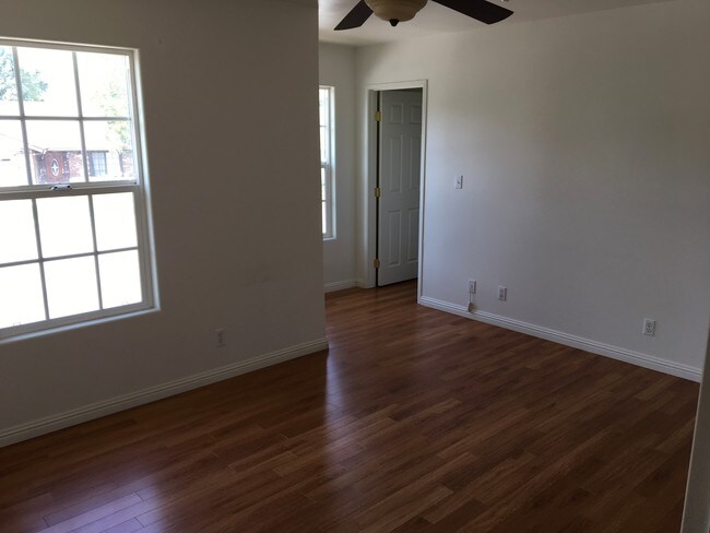 Building Photo - 923 Royal Oaks Dr