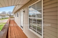 Building Photo - 2000 Chateau Dr