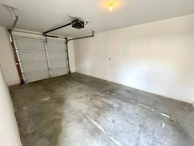 Building Photo - Cute 2 Bedroom Duplex with Garage!