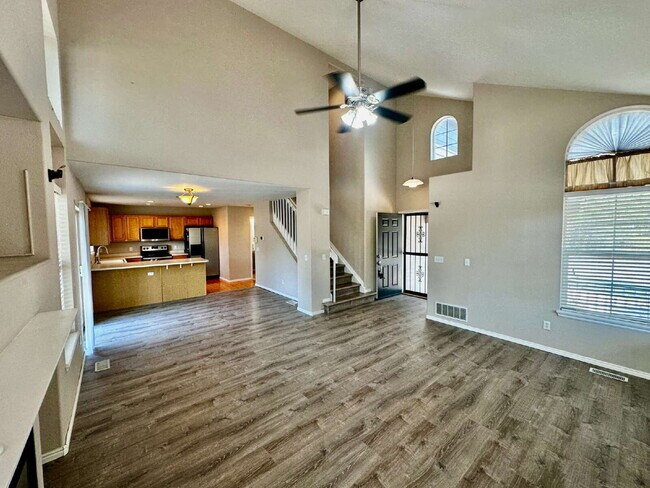 Building Photo - "Charming Centennial Retreat: Spacious 3-Bedroom Home with 2.5 Baths!