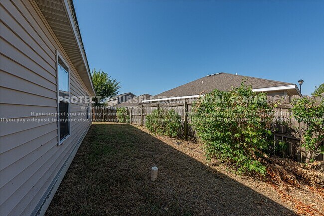 Building Photo - 1137 S Holland Dr