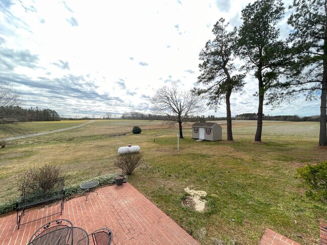 Building Photo - Furnished Inclusive Rental