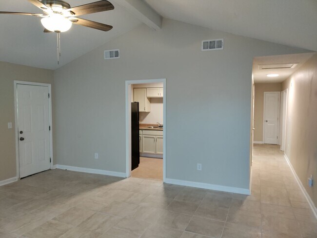 Building Photo - Single Family Home 5 BR / 2 Bath