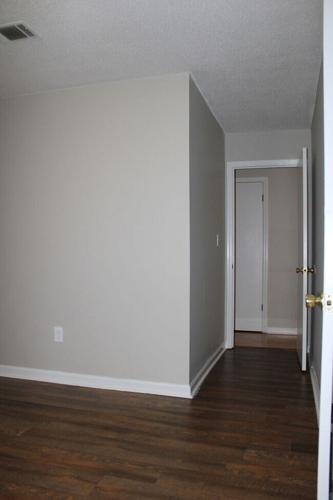 Building Photo - Charming 3BR/2BA Rental in Sand Ridge Neighbourhood