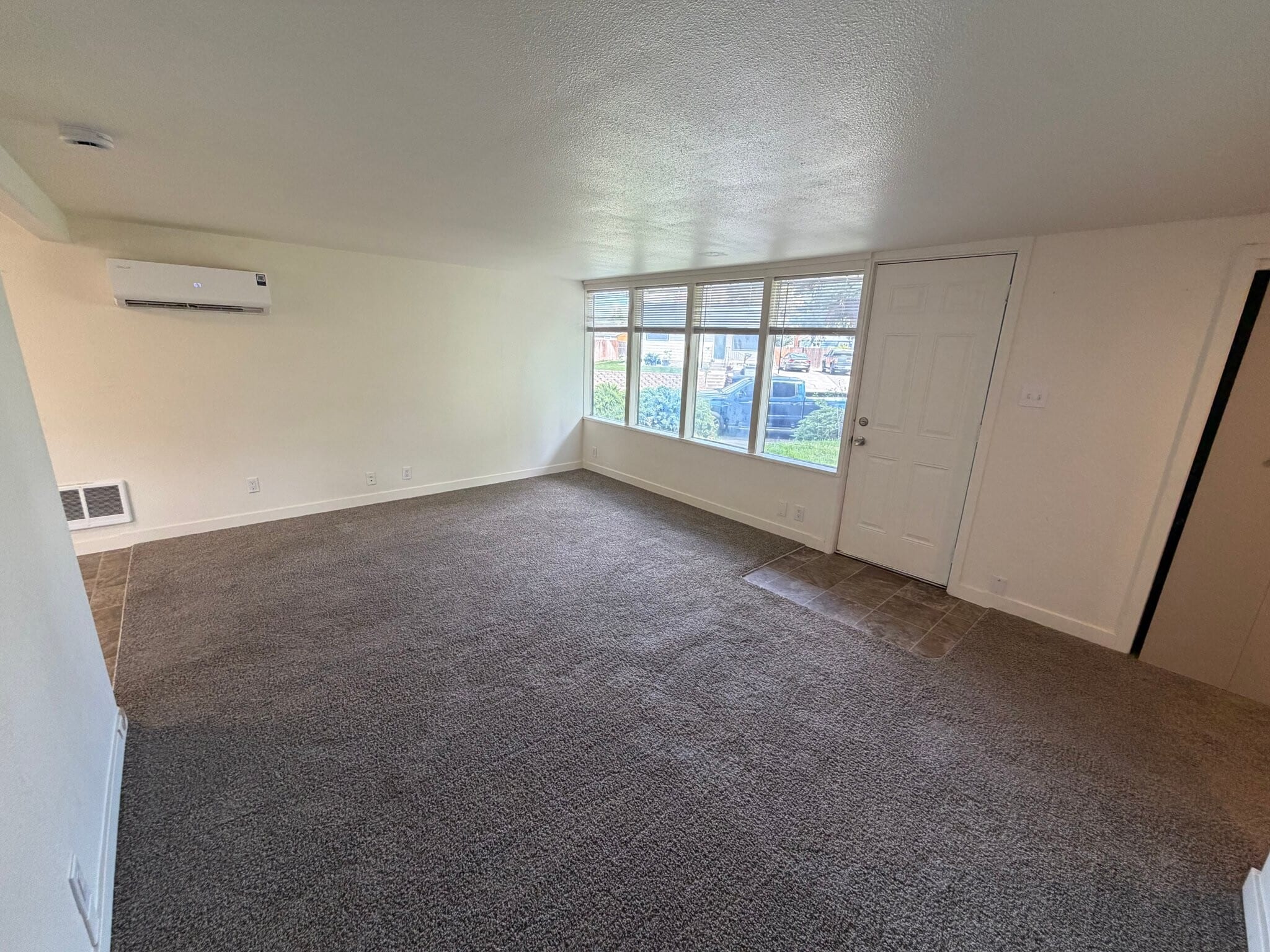 Building Photo - 919 Snow