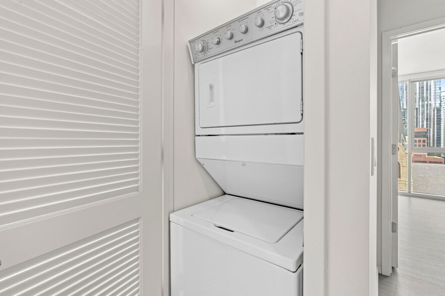 Building Photo - 42 E Huron St