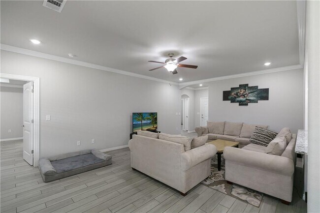 Building Photo - 1041 Lakeview Dr