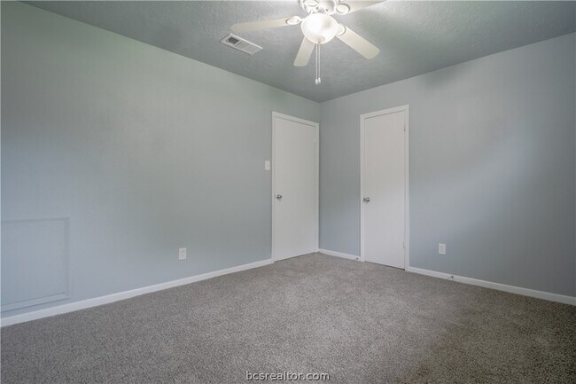 Building Photo - 1833 Wilde Oak Cir