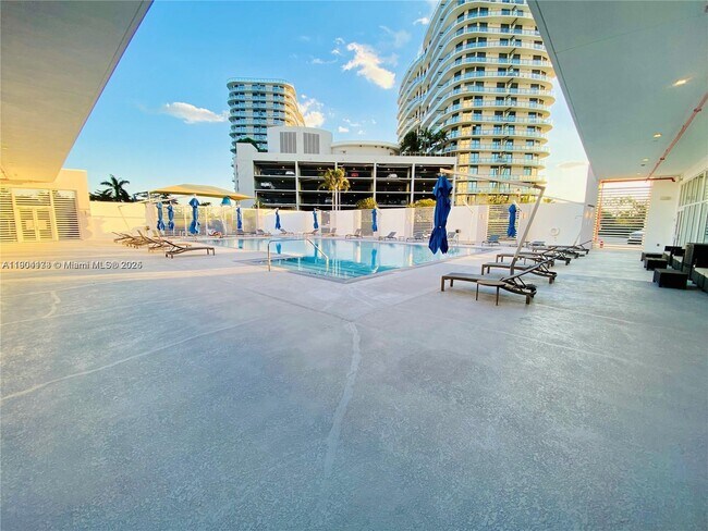 Building Photo - 14951 Royal Oaks Ln