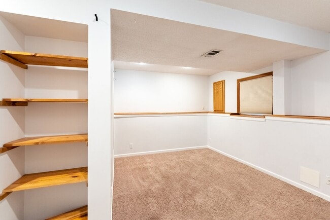 Building Photo - 4 Bed home in Olathe- Quick access to I-35