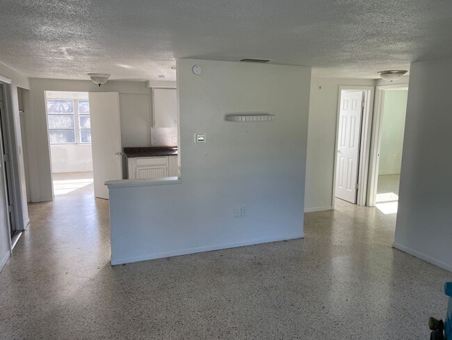 Building Photo - 2/1/1 New Port Richey