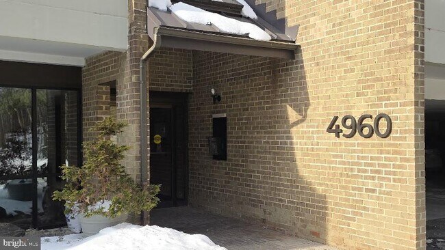 Building Photo - 4960 Sentinel Dr