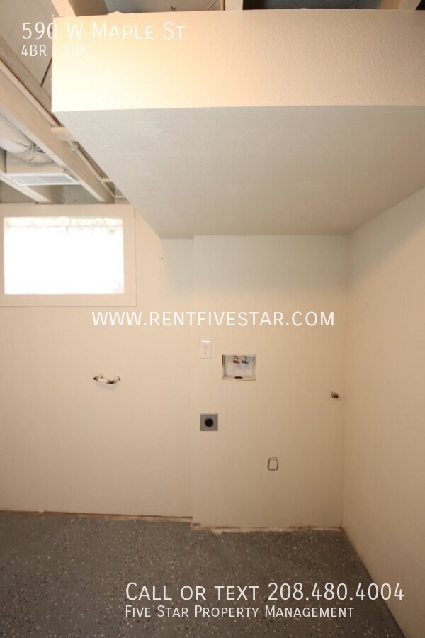 Building Photo - 590 W Maple St
