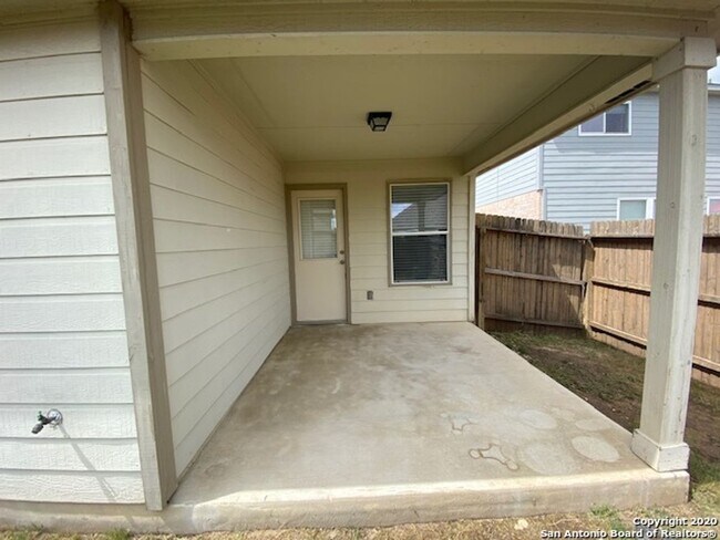Building Photo - Great Floor Plan ~ Great Location ~ Lots o...
