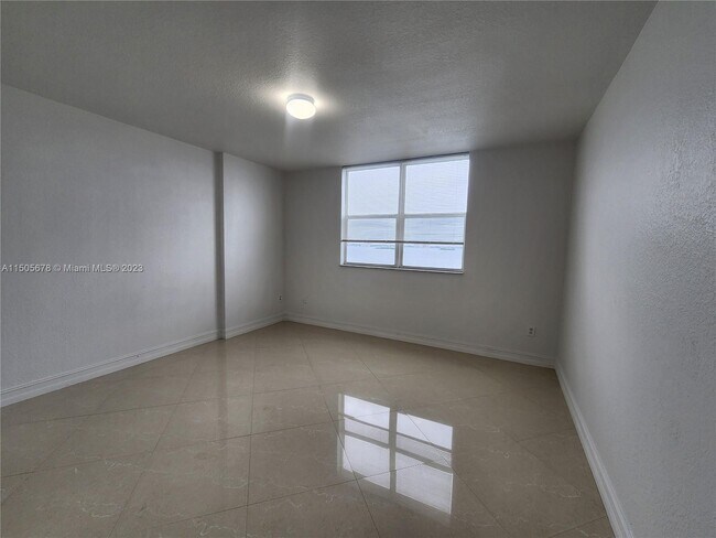 Building Photo - 1625 Kennedy Cswy