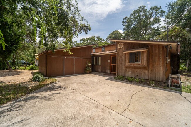 Building Photo - 3/2 Single-Family Shores Home