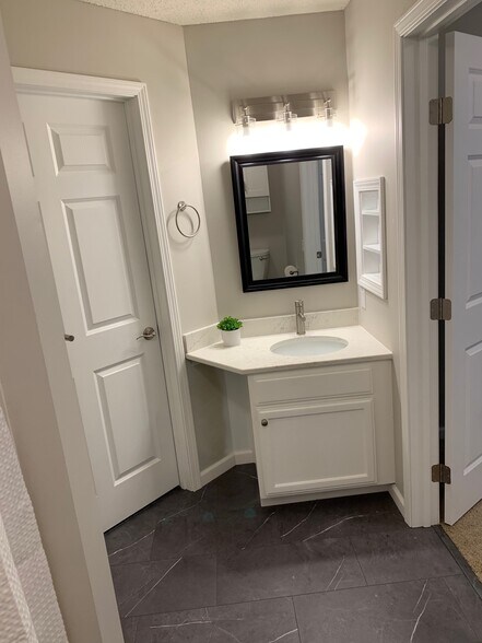 Building Photo - 1321 Lake Dr W