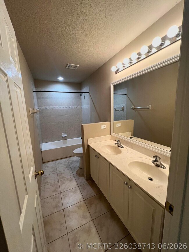 Building Photo - 2552 Marshfield Ct