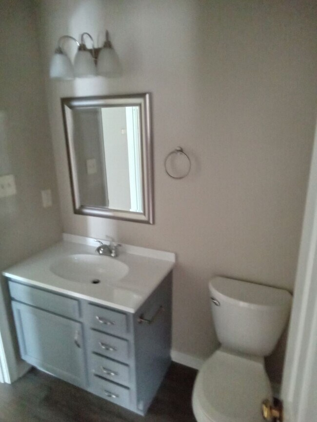 Building Photo - Super Cute END UNIT townhome located close...