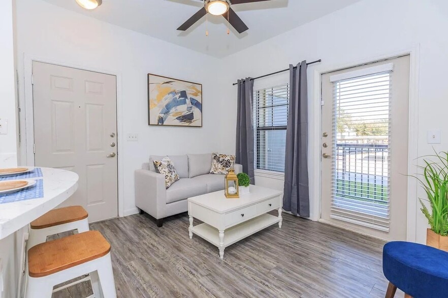 Interior Photo - 5 Oaks