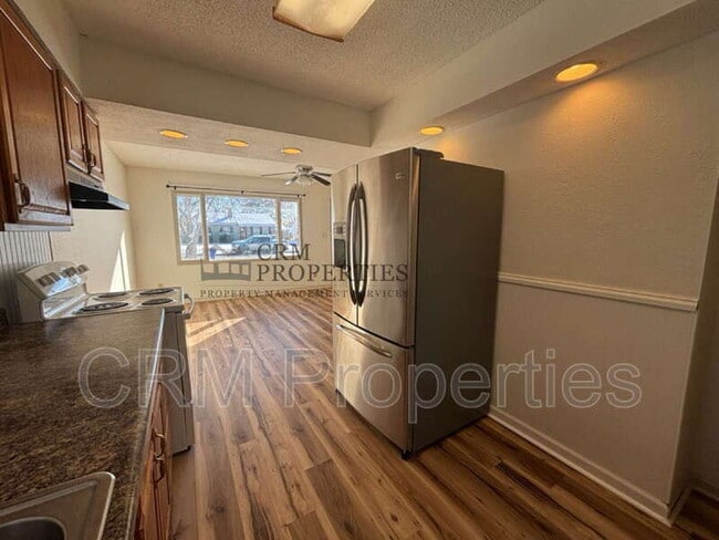 Building Photo - 1008 E Fischer St