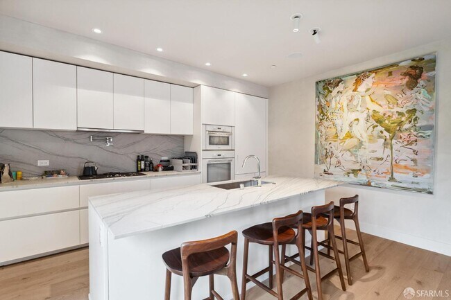 Building Photo - 754 Lake St