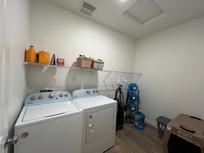 Building Photo - Three bedrooms and two bathrooms in Hanford, CA