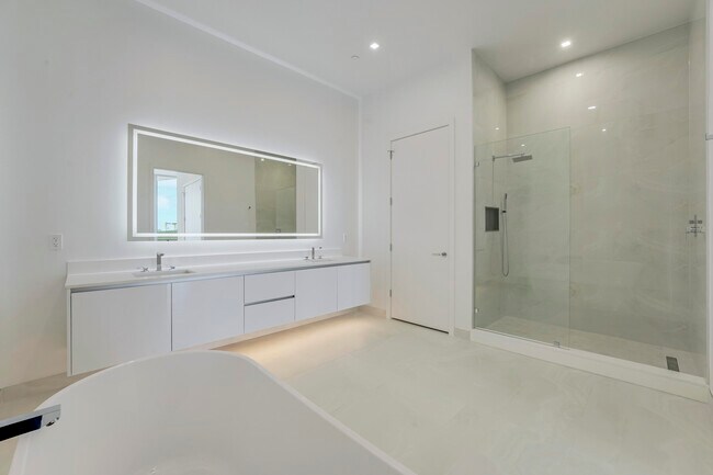 Building Photo - 220 Lake Shore Dr