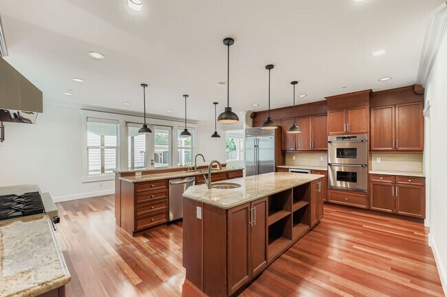 Building Photo - Stunning 5bed/5bath + Office in Prime Kirk...