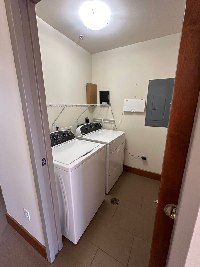 Building Photo - Blue Earth Place-One Bedroom available