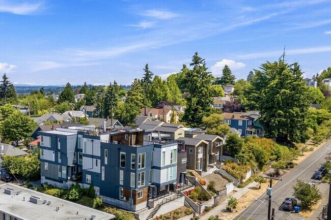 Building Photo - Stunning Columbia City Townhome w/ Views and Air Conditioning