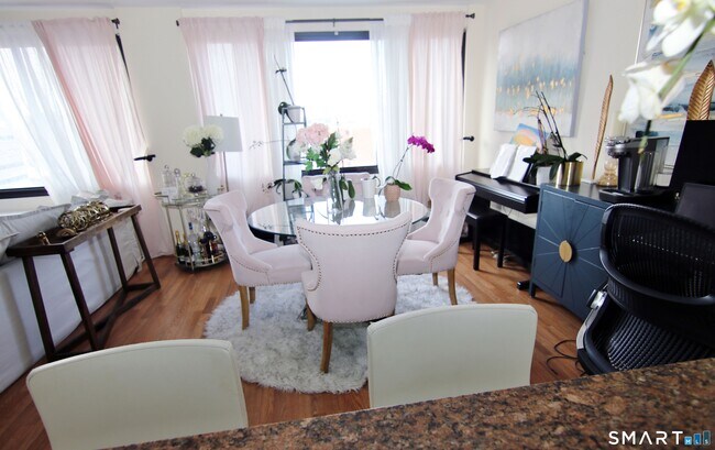 Building Photo - 300 Broad St