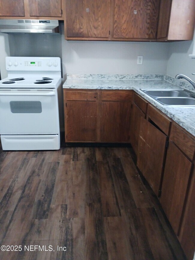 Building Photo - 110 E 15th St