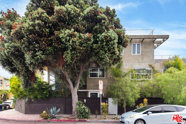 Building Photo - 1917 Alberta Ave