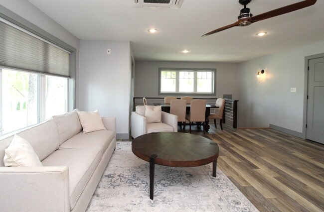 Building Photo - 400 SW E St