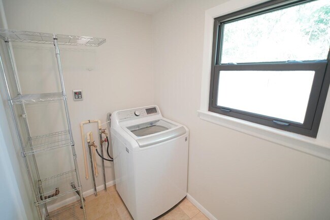 Building Photo - 1506 Sharon Rd