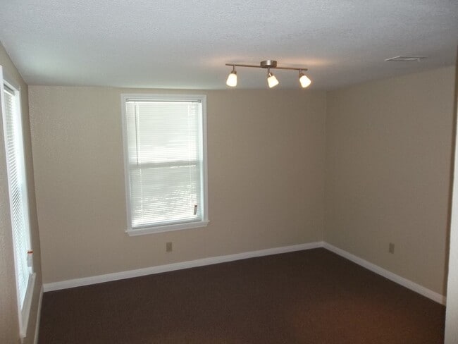 Building Photo - 3 BEDROOM, CLOSE TO SCOTT & WHITE