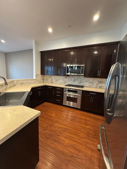 Building Photo - 395 E 4th St