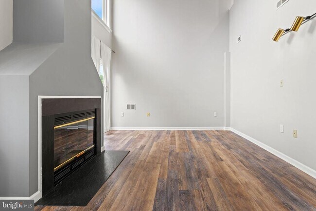 Building Photo - 6608 Beach Dr
