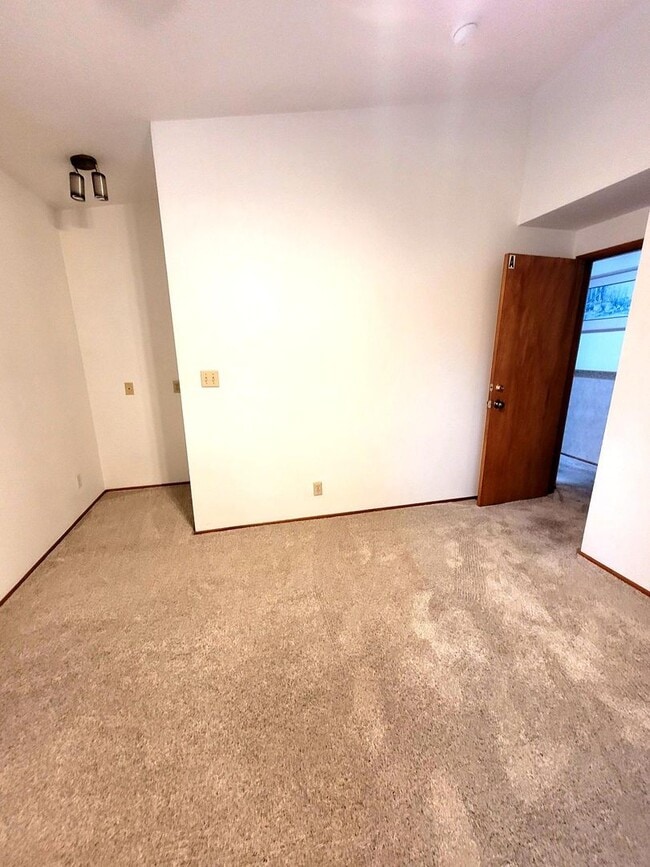 Building Photo - 1124 Woodside Dr