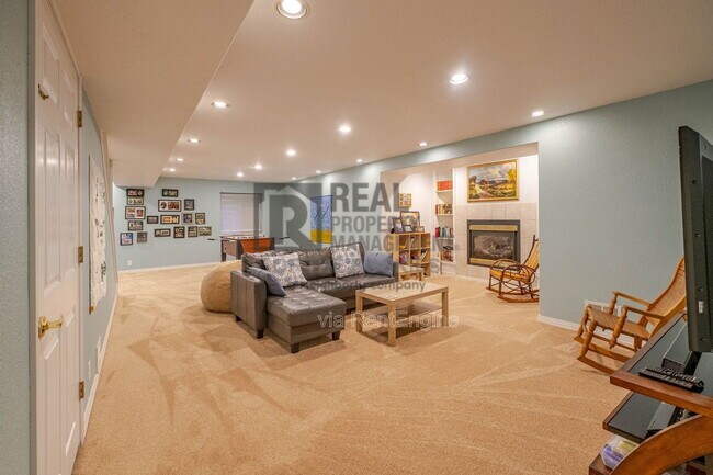 Building Photo - 2432 Mallard Cir