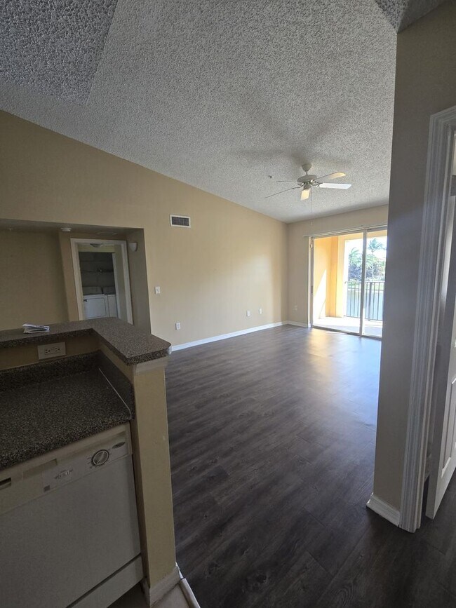 Building Photo - RESORT STYLE, BEAUTIFUL 2 BEDROOM AND 2 BATHROOMS ON THE TOP FLOOR
