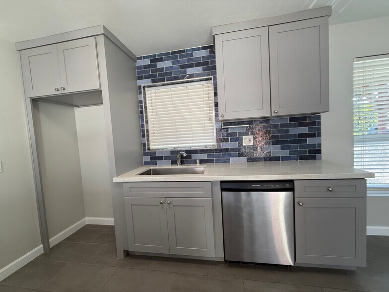 Building Photo - 11092 S Dallas Dr